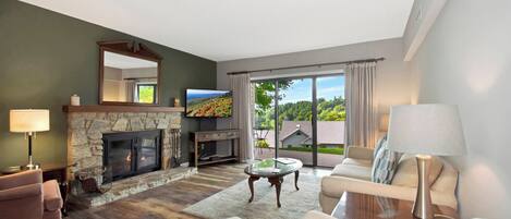 Tv, pejs, bordtennisbord, bøger