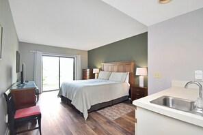 2 habitaciones, escritorio y tabla de planchar con plancha 