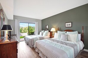 2 slaapkamers, een bureau, een strijkplank/strijkijzer, reisbedje