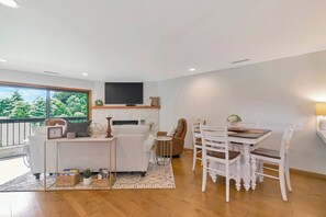 テレビ、暖炉、卓球台、書庫