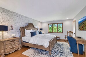 1 dormitorio, escritorio, tabla de planchar con plancha y cuna de viaje