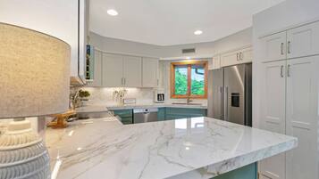 Geladeira, micro-ondas, fogão, cooktop