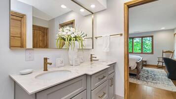 1 quarto, escrivaninha, ferros/tábuas de passar roupa, berço de viagem