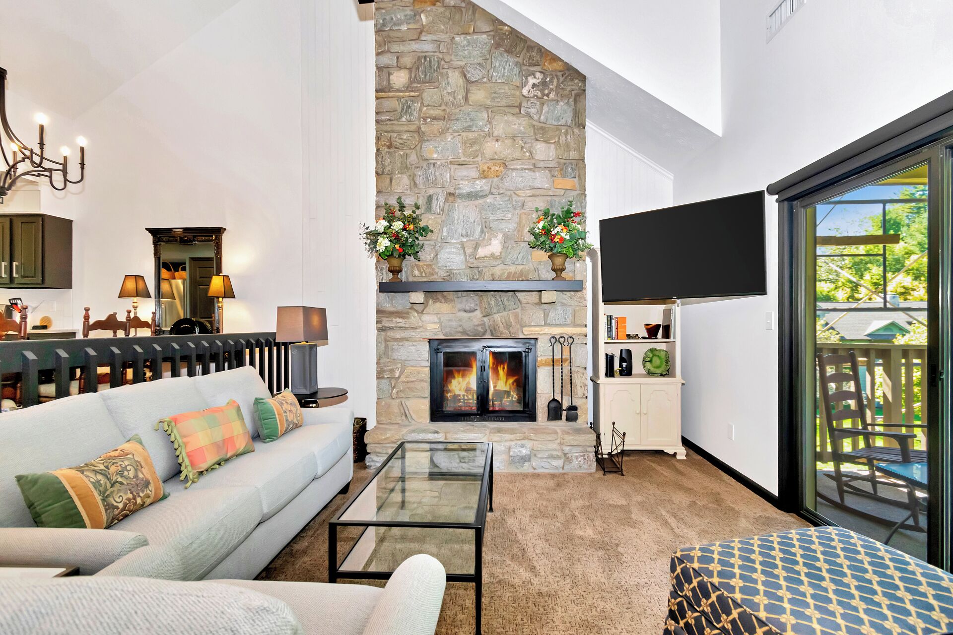 Televisión, chimenea, mesa de ping pong, libros