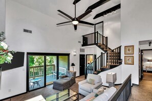 Una televisión, una chimenea, una mesa de tenis de mesa, libros