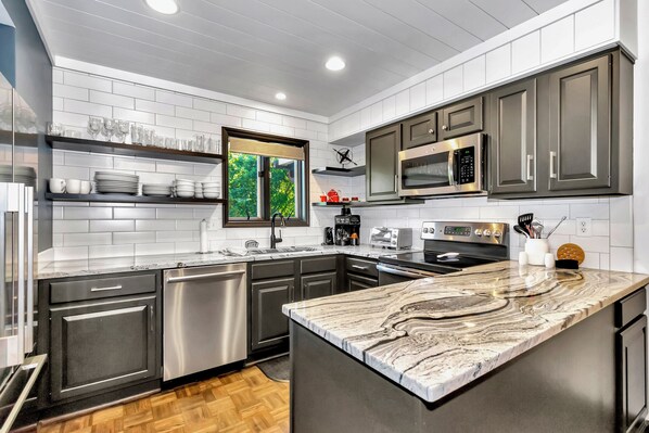 Een koelkast, een microgolfoven, een oven, een kookplaat