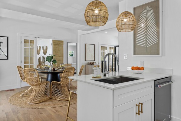 Microondas, horno, placa de cocina y lavavajillas