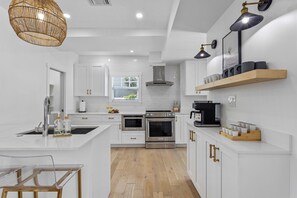 Microondas, horno, placa de cocina y lavavajillas