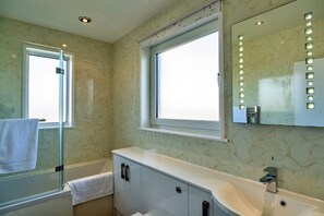 House | Bathroom | Hair dryer - Holiday Home in Marazion Near St Michael's Mount (Marazion)