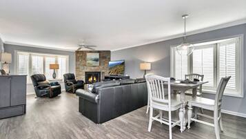 TV, lareira, mesa de pingue-pongue, livros