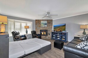 1 bedroom, desk, iron/ironing board, travel cot - Juniper 5 | Fireplace, Restaurant, Pool, Spa (Blowing Rock)