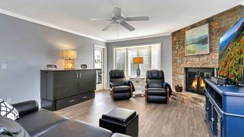 Een televisie, een open haard, een tafeltennistafel en boeken