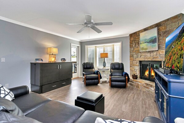 Fernseher, Kamin, Tischtennisplatte, Bücher