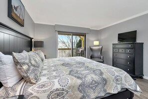1 chambre, bureau, fer et planche à repasser, lit de bébé portatif