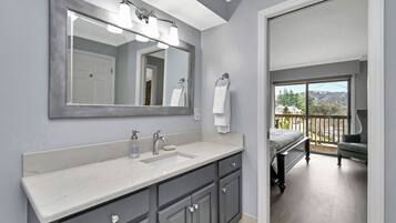 1 quarto, escrivaninha, ferros/tábuas de passar roupa, berço de viagem