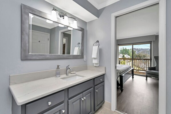 1 slaapkamer, een bureau, een strijkplank/strijkijzer, reisbedje