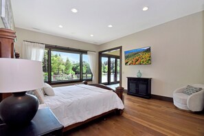 2 makuuhuonetta, työpöytä, silitysrauta/-lauta, vauvan matkasänky