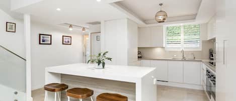 Micro-ondas, cooktop, lava-louças