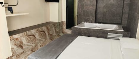 Deluxe-Zimmer | Schreibtisch, laptopgeeigneter Arbeitsplatz, kostenloses WLAN