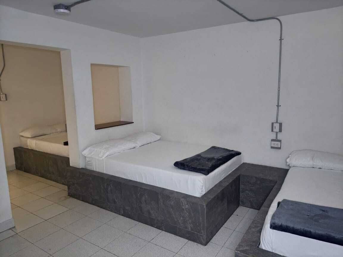 Phòng dành cho gia đình, 2 giường đôi, không hút thuốc | Bàn, khu vực làm việc phù hợp cho laptop 