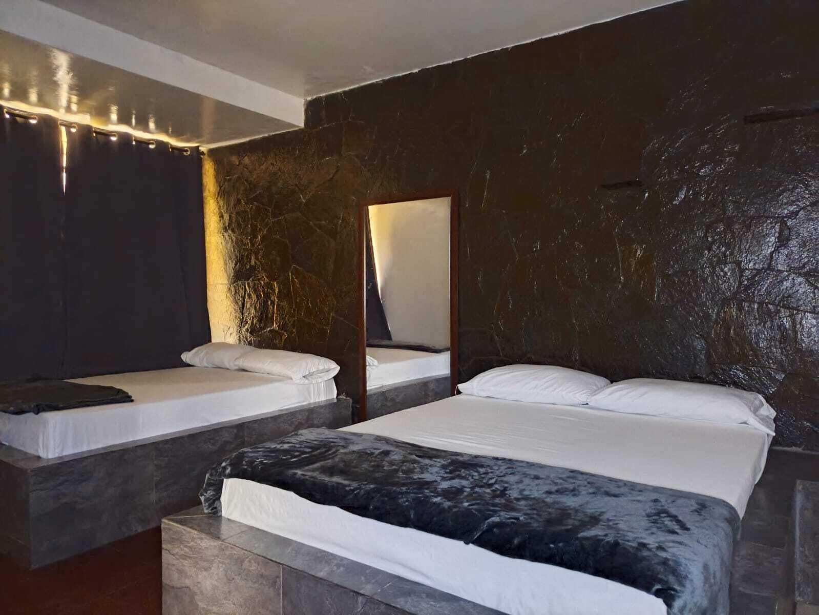 Phòng 2 giường đơn tiện nghi đơn giản | Bàn, khu vực làm việc phù hợp cho laptop 