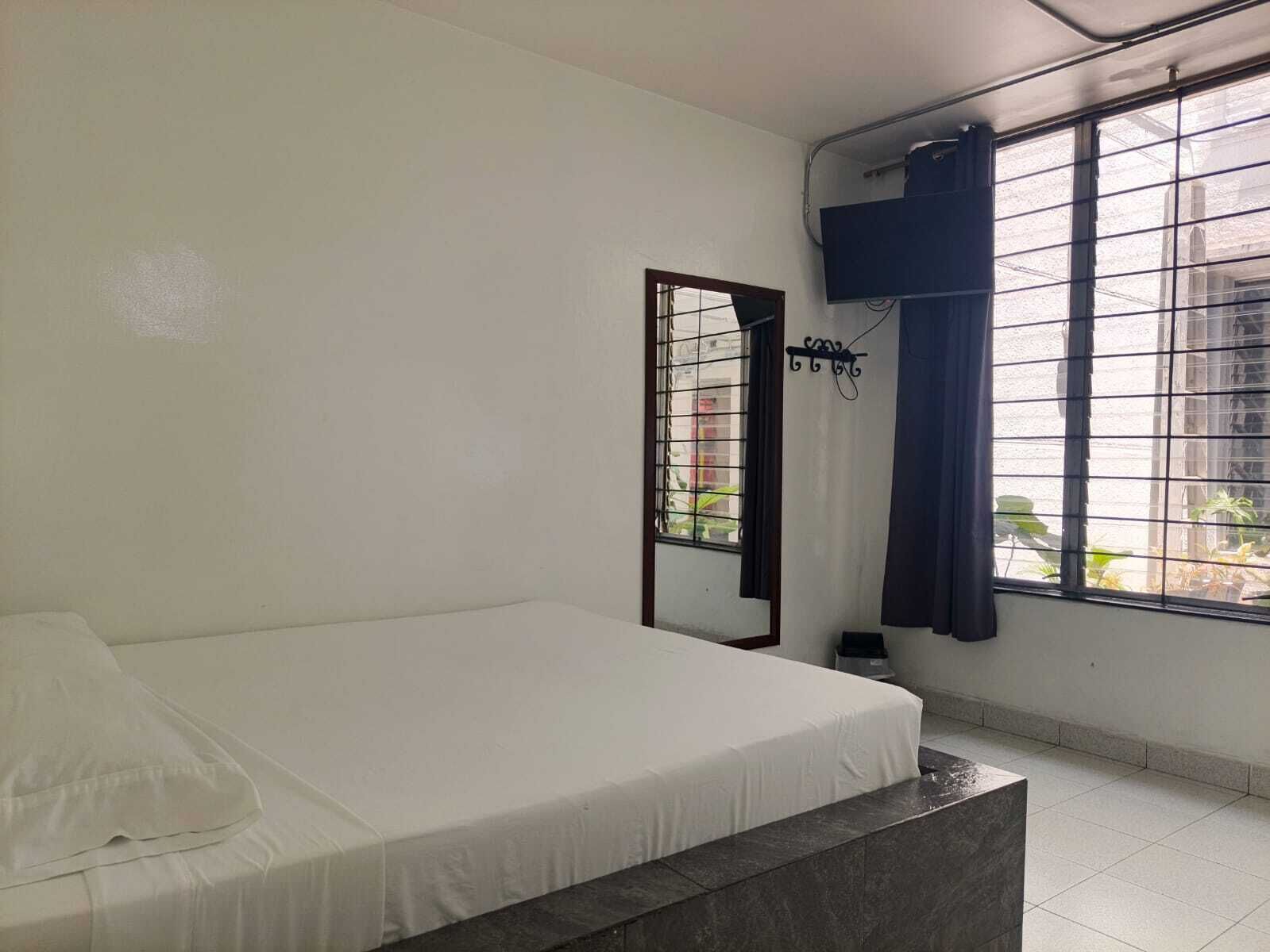 Phòng phong cách cổ điển | Bàn, khu vực làm việc phù hợp cho laptop 