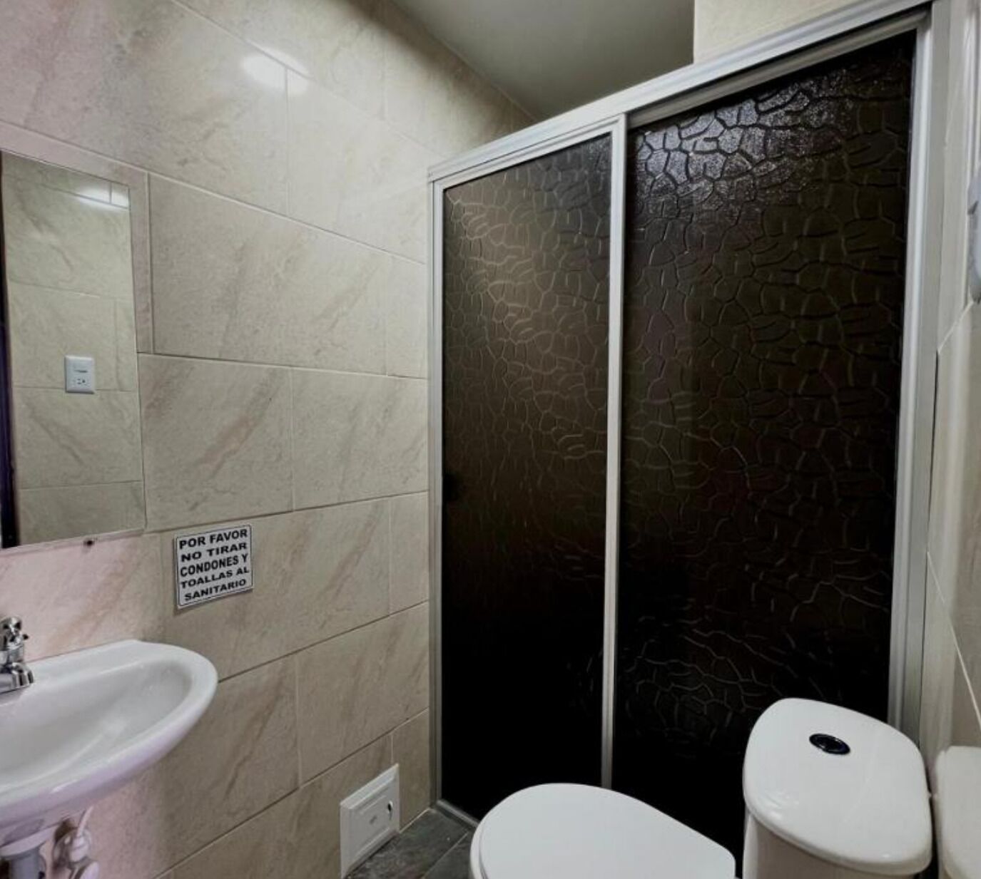 淋浴设施、毛巾、肥皂、卫生纸