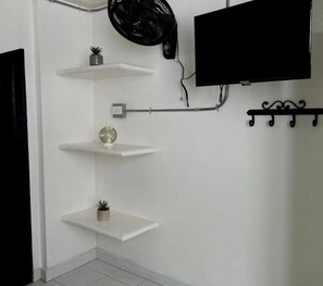 Bureau, espace de travail pour ordinateur portable, Wi-Fi gratuit