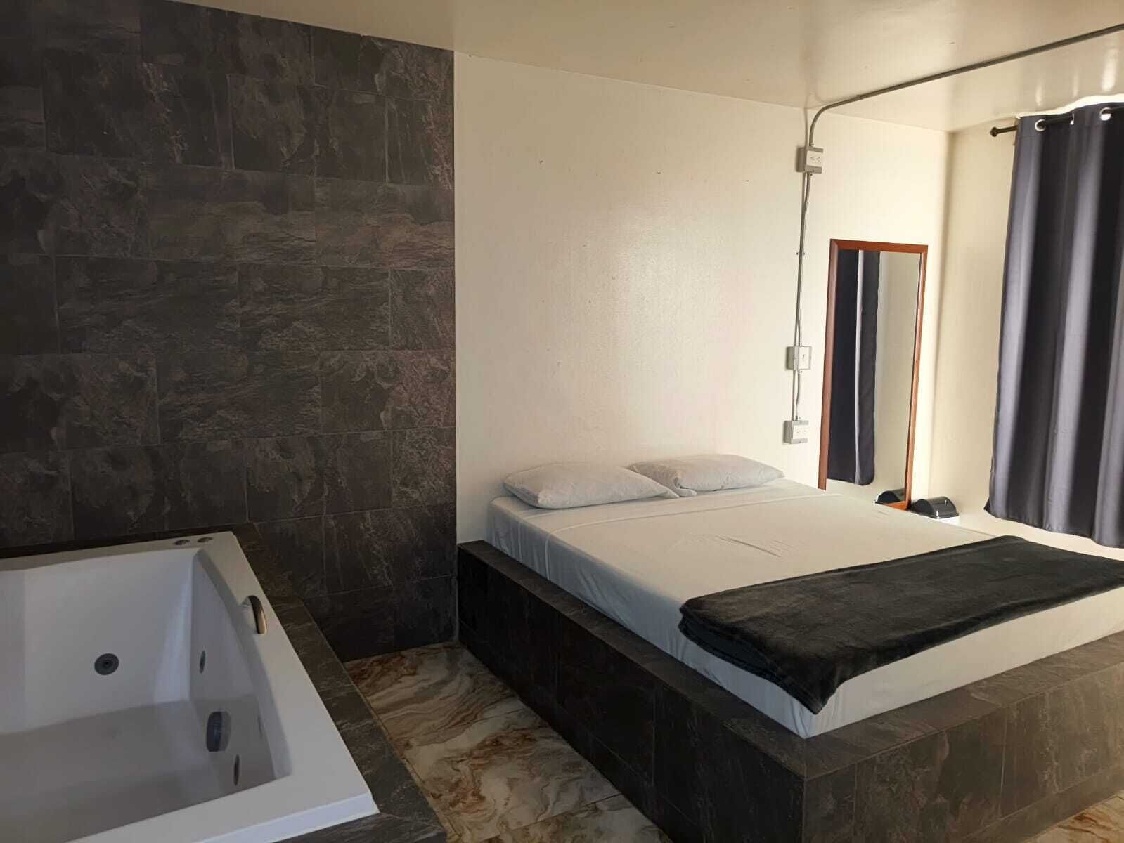 Phòng Deluxe | Bàn, khu vực làm việc phù hợp cho laptop 