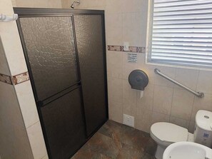 Comfort Room | Bathroom | Shower, towels, soap, toilet paper - Hotel Villanueva Comfort (Medellín)