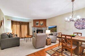 تلفزيون، مدفأة، تنس طاولة، كُتُب