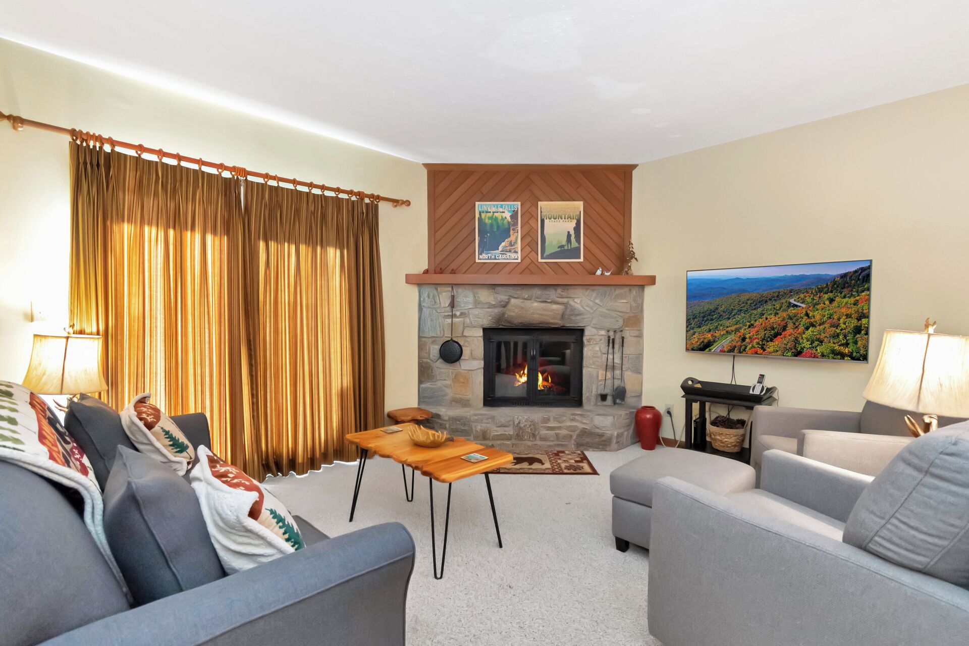 Fernseher, Kamin, Tischtennisplatte, Bücher