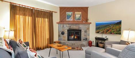 Fernseher, Kamin, Tischtennisplatte, Bücher