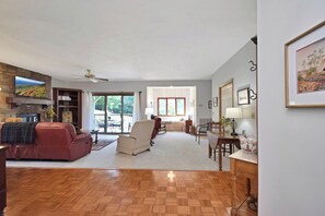 Fernseher, Kamin, Tischtennisplatte, Bücher