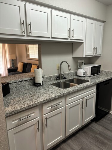 Charming 1-bedroom apartment in cool Houston with AC, WiFi