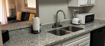 Charming 1-bedroom apartment in cool Houston with AC, WiFi