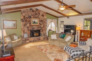 Smart TV, chimenea, tenis de mesa y libros 