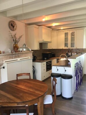 Fridge, microwave, oven, dishwasher - La bergerie - Point de vue sur la Creuse (Ceaulmont)