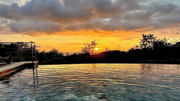 Vista chiara di una piscina sullo sfondo di un tramonto.