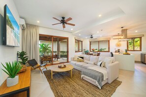 TV - Modern and luxurious ocean view condo with pool (Tamarindo)