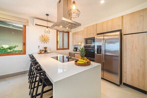 Microwave, oven, stovetop, dishwasher - Modern and luxurious ocean view condo with pool (Tamarindo)