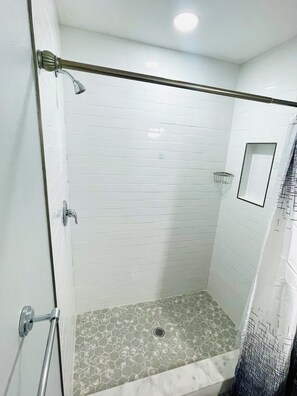 Hårtørrer, håndklæder, Sæbe, Toiletpapir