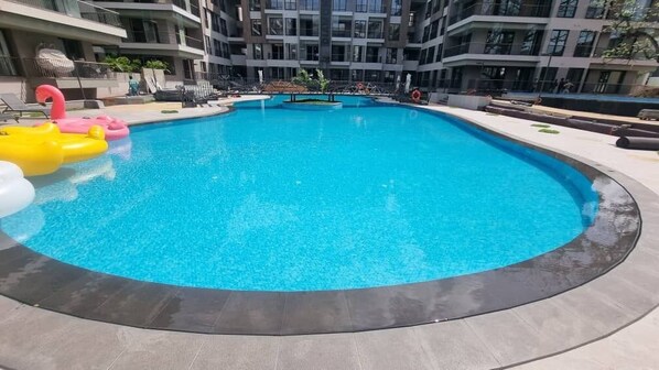 Outdoor pool - The Diamond inCity Luxury Suites by Cozy (Accra)