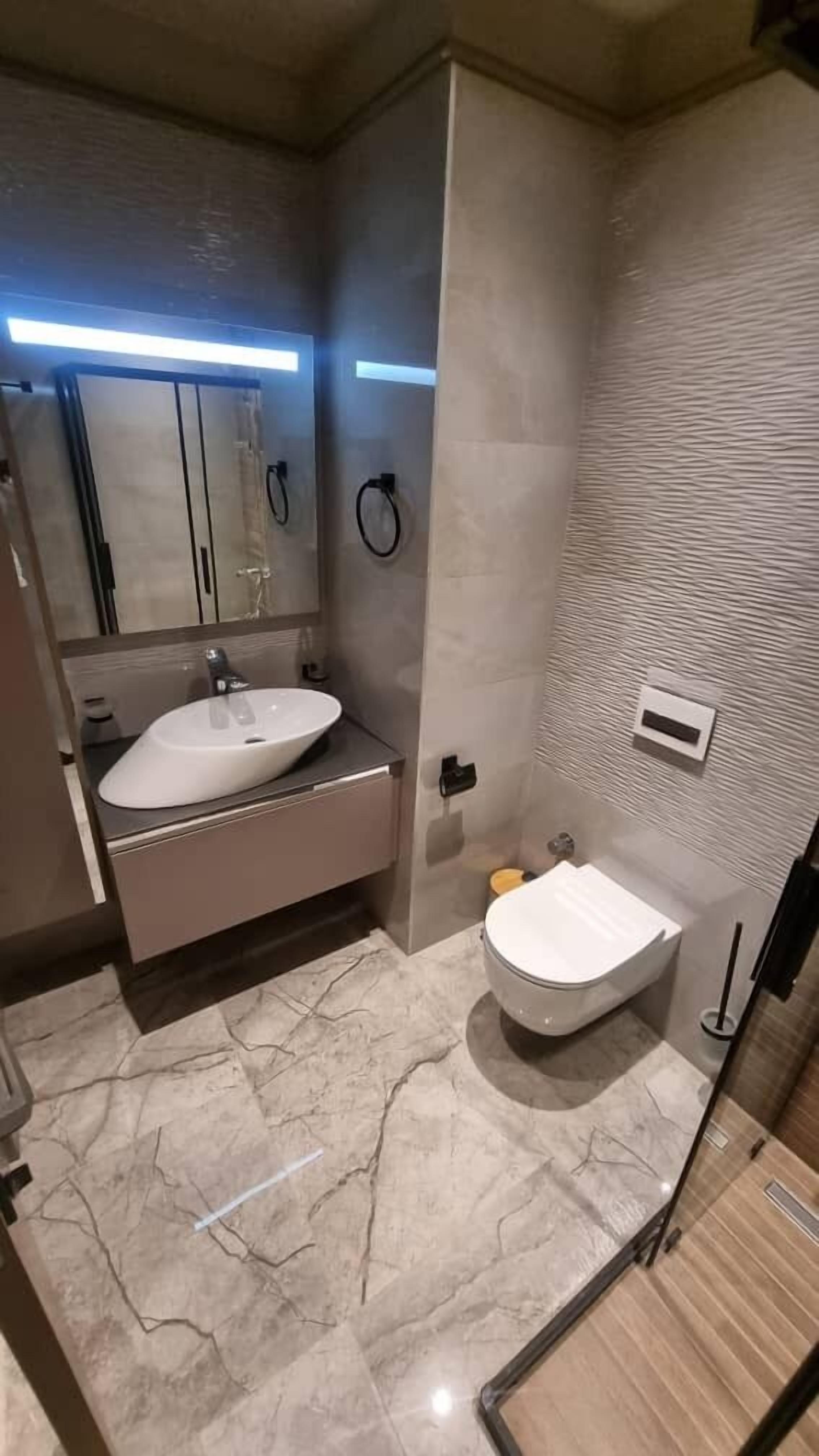 Studiosvit Comfort - utsikt mot staden | Badrum | Dusch, gratis toalettartiklar, handdukar och tvål