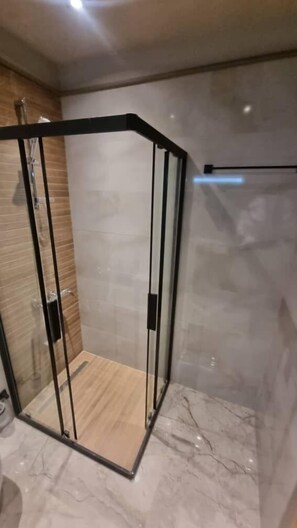 Comfort Studio Suite, City View | Bathroom | Shower, free toiletries, towels, soap - The Diamond inCity Luxury Suites by Cozy (Accra)