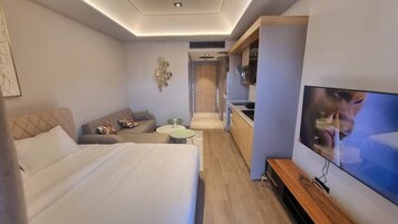 Escritorio, espacio para trabajar con laptop y cortinas blackout