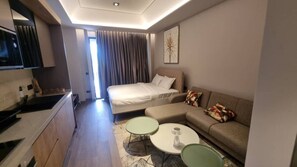 Comfort Studio Suite, City View | Living area