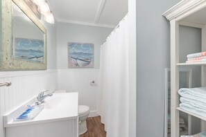 Sèche-cheveux, serviettes fournies, savon, papier toilette