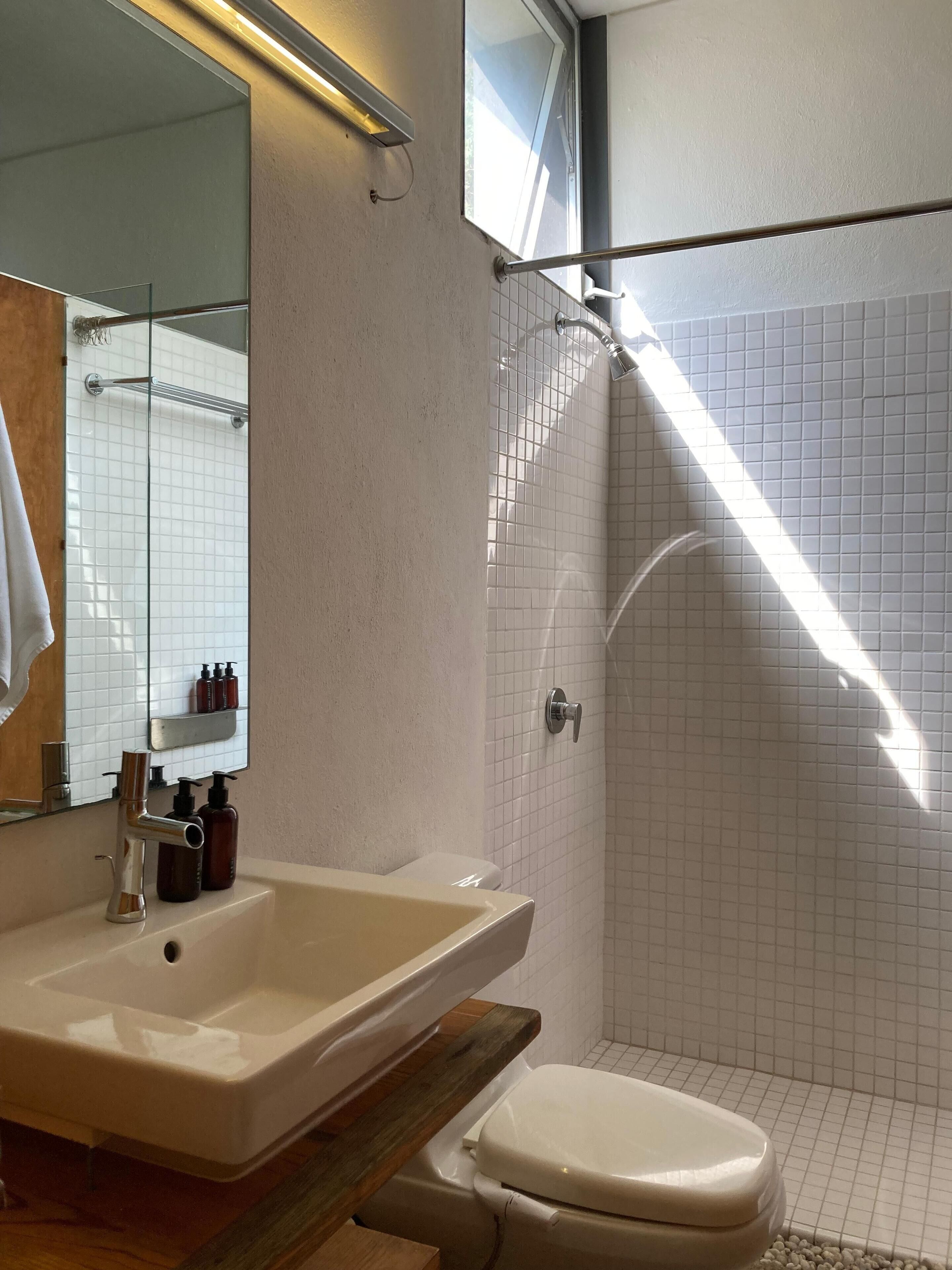 Douche, sèche-cheveux, bidet, serviettes fournies