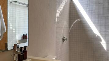 Douche, sĂšche-cheveux, bidet, serviettes fournies